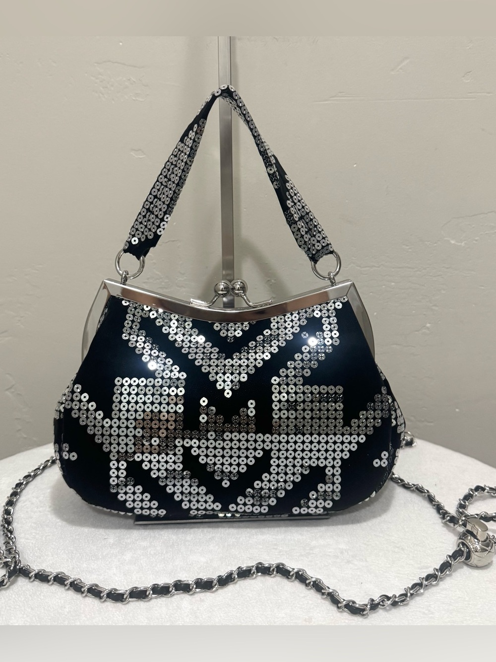 Sparkling Sequin-Embroidered Sheepskin Leather Handmade Kisslock Frame Bag